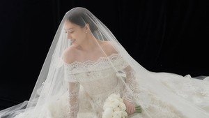 Aktris pemeran Flower of Evil (2020) itu tampil dengan rambut disanggul. Melengkapi penampilannya dengan perhiasan di telinga dan jari manis tangan kiri. (Foto: dok. Instagram @moonchaewon_official)