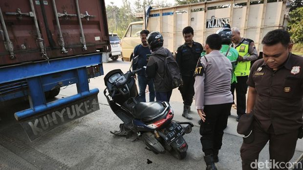 Motor NMAX menabrak truk kontainer di pinggir Jalan Yos Sudarso, Kecamatan Semarang Utara, Kota Semarang, Rabu (3/6/2026) sore.