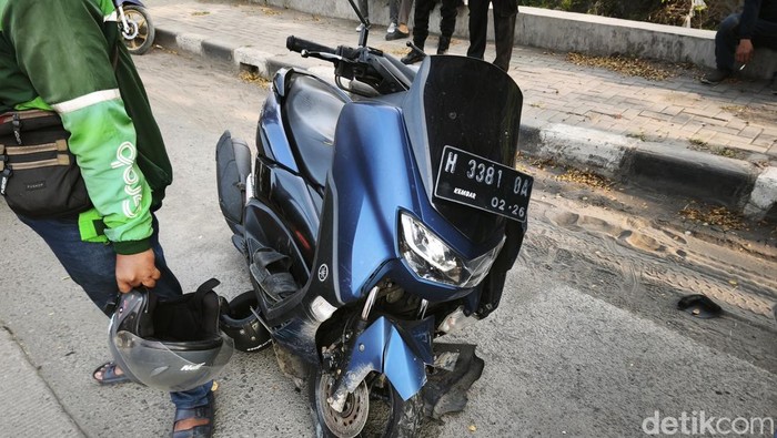 Motor NMAX menabrak truk kontainer di pinggir Jalan Yos Sudarso, Kecamatan Semarang Utara, Kota Semarang, Rabu (3/6/2026) sore.
