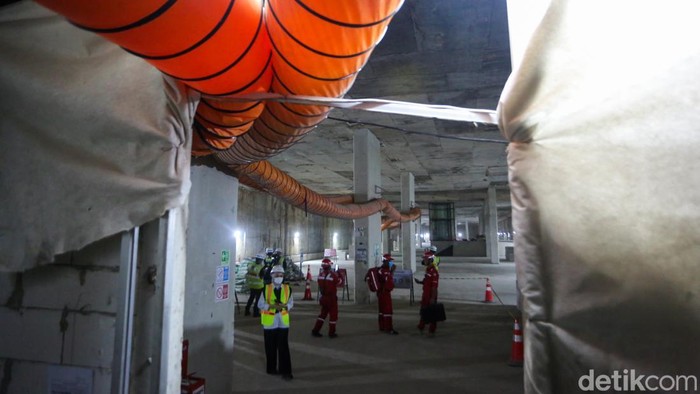 Pekerja melakukan aktivitas pembangunan proyek Extended Concourse Bundaran HI, Jakarta, Rabu (3/6/2026).