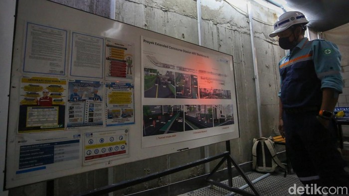 Pekerja melakukan aktivitas pembangunan proyek Extended Concourse Bundaran HI, Jakarta, Rabu (3/6/2026).