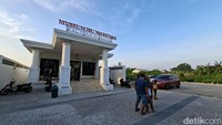 Tak hanya melihat koleksi peninggalan Marsinah, para pengunjung juga mendapat penjelasan langsung dari Marsini, kakak kandung almarhumah Marsinah.