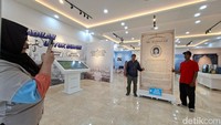 Marsini sehari-hari turut mendampingi pengunjung sebagai pemandu wisata sekaligus menceritakan perjalanan hidup adiknya dari sudut pandang keluarga.