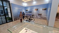 Berbagai barang peninggalan Marsinah yang dipamerkan di museum.