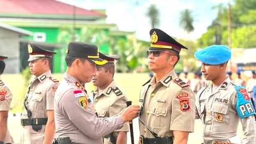 Kapolres Sumba Timur AKBP Gede Harimbawa memimpin sertijab dua kasat dan satu kapolsek di kantornya, Rabu (3/6/2026). (Do. Polres Sumba Timur).