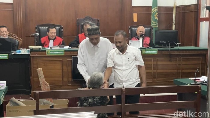 Momen Yasin dan Sugeng minta maaf ke Nenek Elina di ruang sidang Kartika PN Surabaya