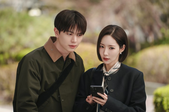 Penampilan Yook Sungjae (kiri) dan Park Min Young (kanan) dalam drama Korea terbaru SBS 2026 Nine to Six.