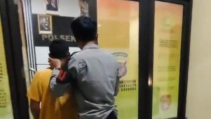 NS saat digelandang ke Polsek Cangkuang, Kabupaten Bandung