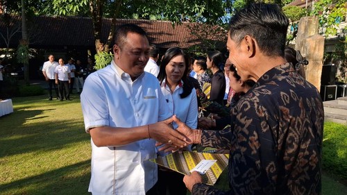 Para lulusan SMA-SMK penerima bantuan pendidikan dan pelatihan kerja dilepas Bupati Gianyar I Made Mahayastra di Taman Maheswara, Rabu (3/6/2026). (Dok Pemkab Gianyar).