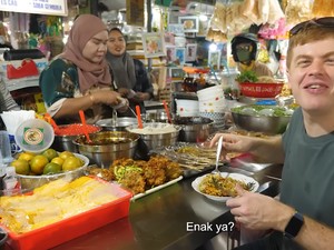 Bule Ini Keliling Pasar Blauran Surabaya, Jajan Banyak Modal Rp 50 Ribuan