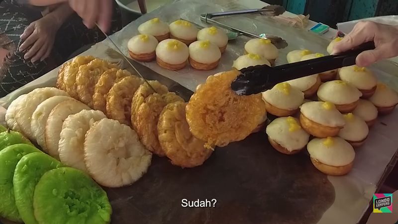 Bule jajan di Pasar Blauran Baru Surabaya