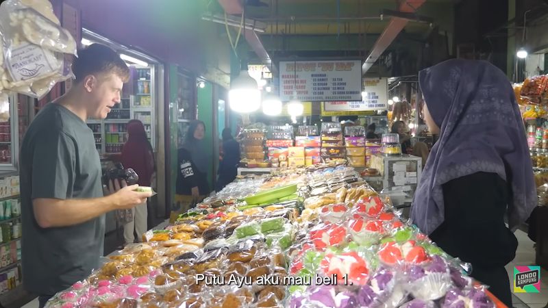 Bule jajan di Pasar Blauran Baru Surabaya