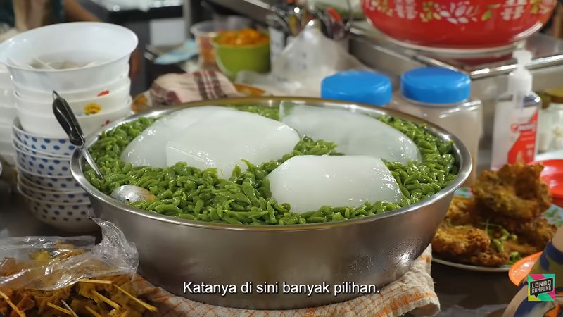 Bule jajan di Pasar Blauran Baru Surabaya
