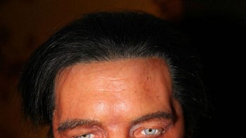 At least, warna mata Elvis Presley yang ada di Mikkeli, Finlandia, ini mirip. Foto: -Damien- via Bored Panda