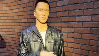 Gimana? Patung lilin Eminem ini mirip, nggak? Kalau mau lihat langsung, kamu bisa menemukannya di Hollywood Wax Museum. Foto: urbr0ther via Bored Panda