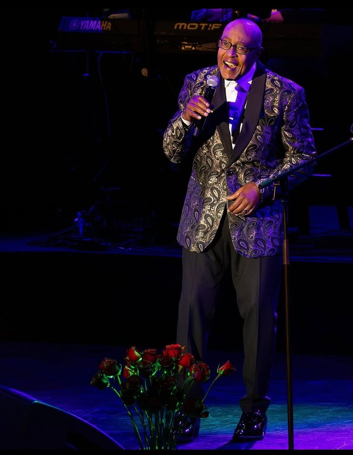 Peabo Bryson penyanyi OST film Disney Beauty and the Beast dan Aladdin.