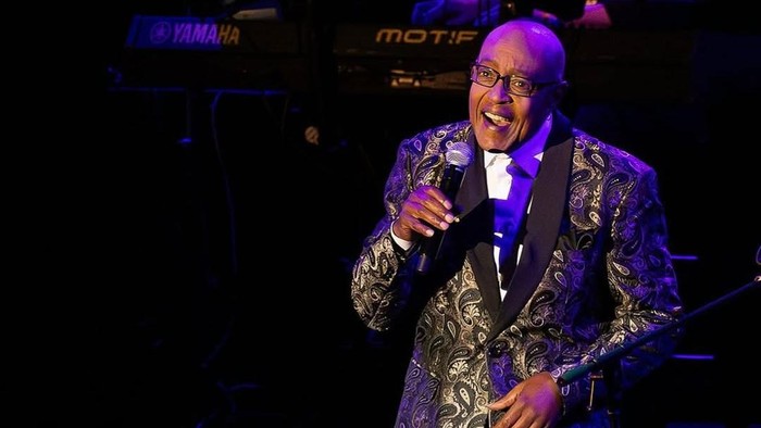 Peabo Bryson penyanyi OST film Disney Beauty and the Beast dan Aladdin.