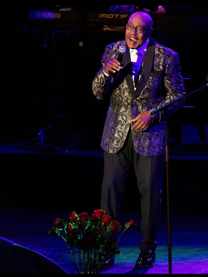 Peabo Bryson penyanyi OST film Disney Beauty and the Beast dan Aladdin.