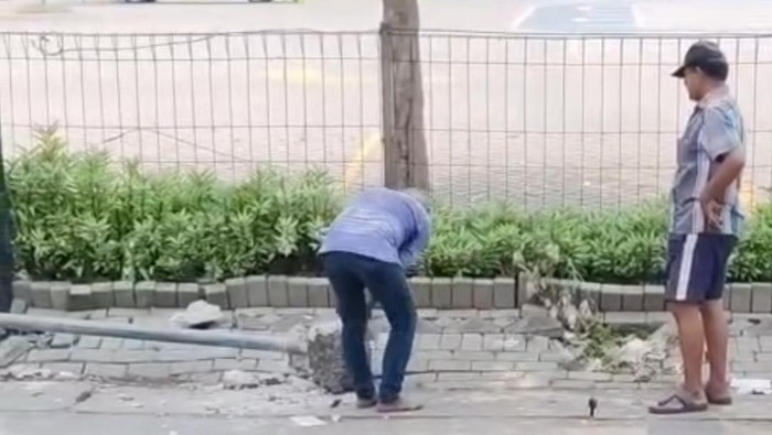 Pelaku saat mencuri  tiang rambu lalu lintas di depan Satuan Pelayanan Administrasi SIM (Satpas) Colombo Surabaya, Jalan Ikan Kerapu, Perak Barat, Kecamatan Krembangan.
