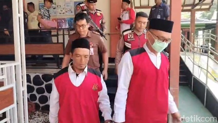 Suyitno dan Bripka Agus Saleman terdakwa kasus pembunuhan mahasiswi UMM, Faradila Amalia Najwa saat diadili di PN Malang