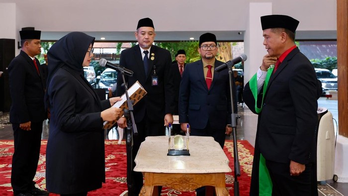 Bupati Banyuwangi, Ipuk Fiestiandani melantik Suyanto Waspo Tondo Wicaksono sebagai Sekretaris Daerah (Sekda)
