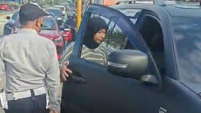 Pemobil di Makassar nyaris tabrak petugas Dishub hingga sempat cekcok.