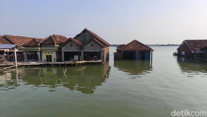 Rumah-rumah di Timbulsloko Demak tenggelam karena banjir rob, Rabu (3/6/2026).
