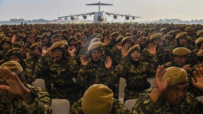 Anggota Komponen Cadangan (Komcad) Gelombang I ASN melakukan yel-yel pada acara pengambilan sumpah serta penetapan Latsarmil Komponen Cadangan Gelombang I ASN di Arta Hanggar Indonesia Wing Udara 1 Lanud Halim Perdana Kusuma, Jakarta, Rabu (3/6/2026). Sebanyak 1.764 peserta Latsarmil Komponen Cadangan (Komcad) aparatur sipil negara (ASN) Kementerian dan Lembaga Gelombang Pertama Tahun 2026 diambil sumpah serta ditetapkan sebagai bagian dari kekuatan bela negara. ANTARA FOTO/Muhammad Adimaja/nz