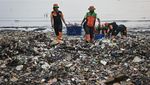 Petugas Bersihkan Hamparan Sampah di Perairan Jakarta