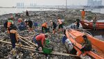 Petugas Bersihkan Hamparan Sampah di Perairan Jakarta