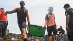 Petugas Bersihkan Hamparan Sampah di Perairan Jakarta