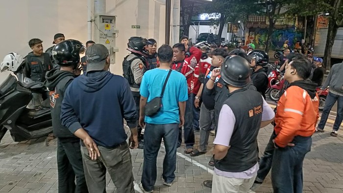 Polisi mengamankan TKP pemukulan driver ojol di jalan Menteri Supeno, Umbulharjo, kota Jogja, Rabu (3/6).