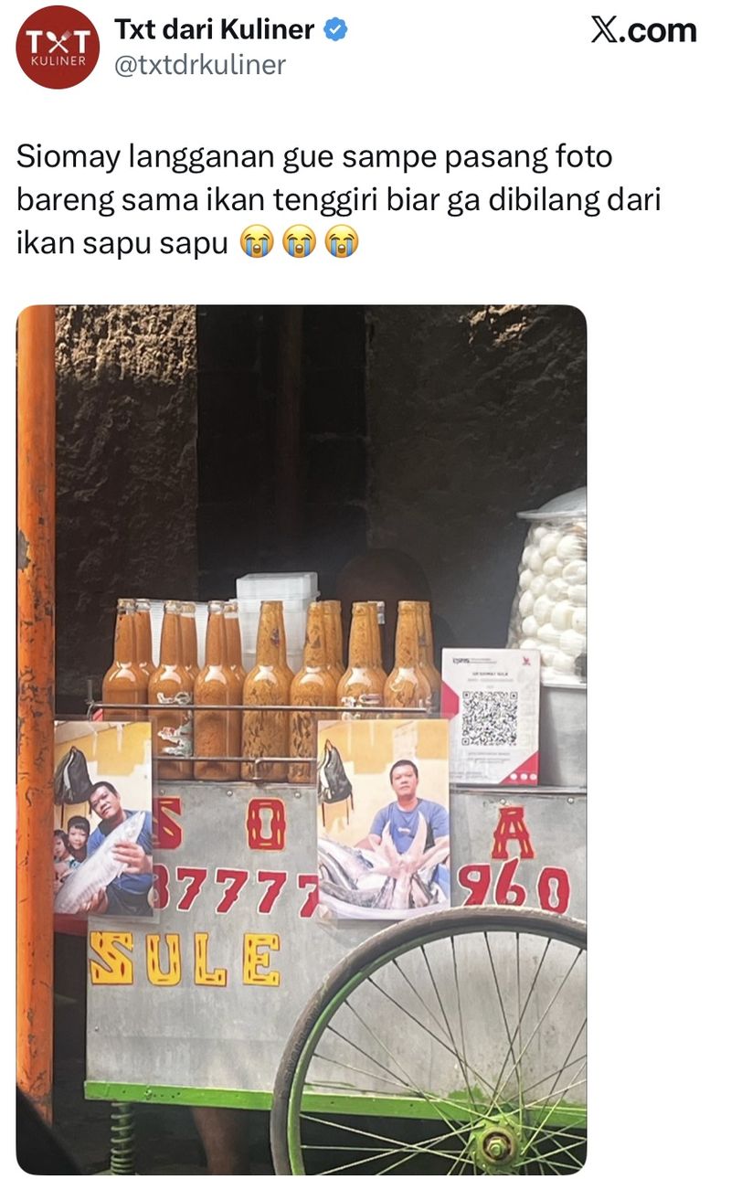 Penjual siomay unik memajang selfie bersama ikan tenggiri