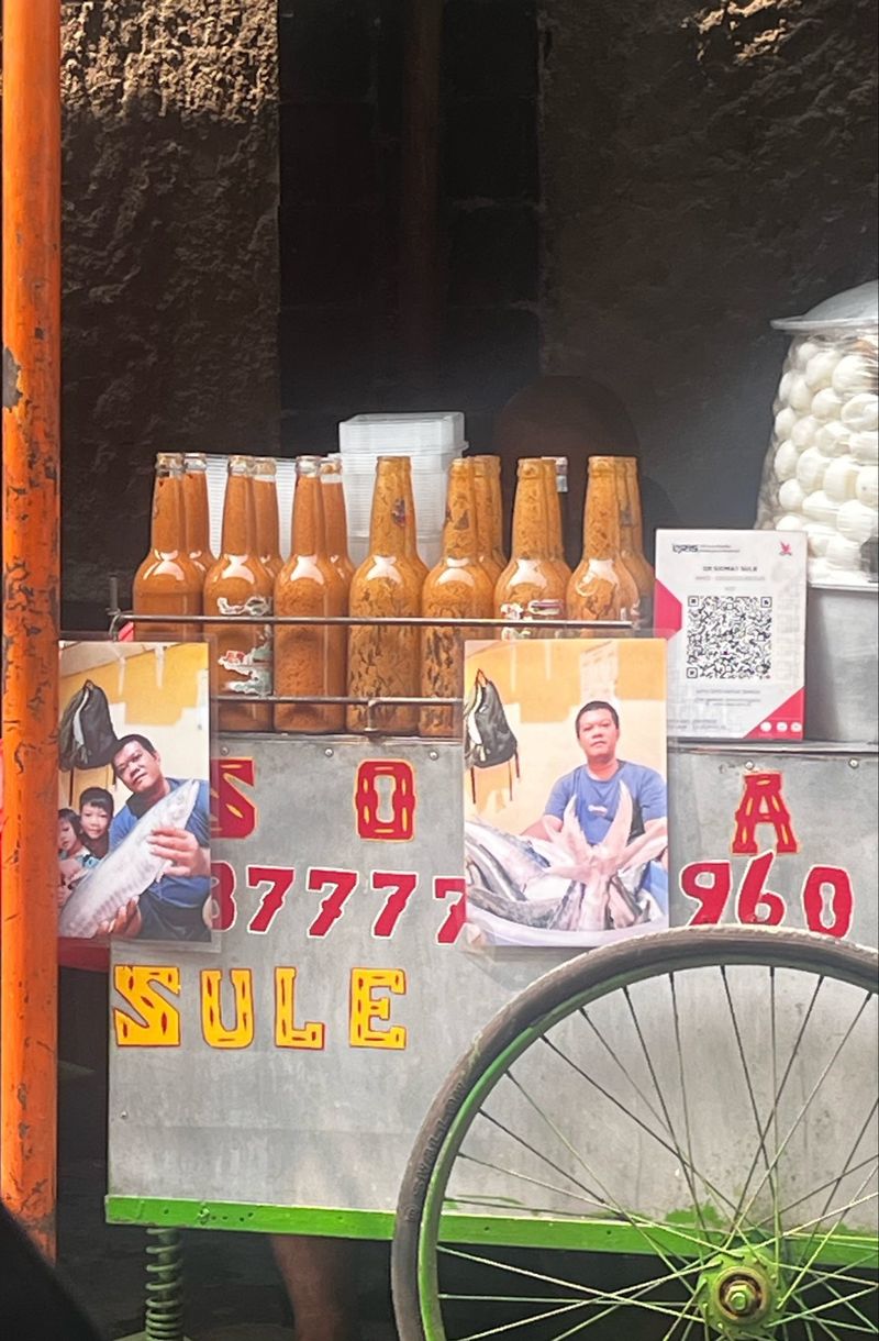Penjual siomay unik memajang selfie bersama ikan tenggiri