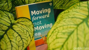 Dalam buku Moving Forward not Moving on, juga membuat pengalaman personal Trisa saat didiagnosa mengidap gangguan kecemasan dan depresi pada tahun 2021. Setelah perjalanan panjang bolak-balik berobat, ia didiagnosa sakit tersebut saat berada di London, Inggris.  Foto: Dok.Rifkianto Nugroho/ detikcom