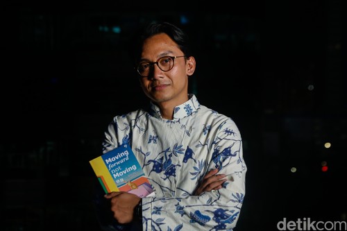 Penulis Trisa Triandesa saat Sambangi Kantor detikcom pada Selasa malam (2/6/2026).