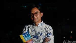 Trisa Triandesa meluncurkan buku berjudul Moving Forward not Moving on yang diterbitkan oleh penerbit Gagasmedia bulan lalu. Buku bergenre self development itu mengajak pembaca buat menelusuri emosi yang terpendam dalam tubuh manusia.  Foto: Dok.Rifkianto Nugroho/ detikcom