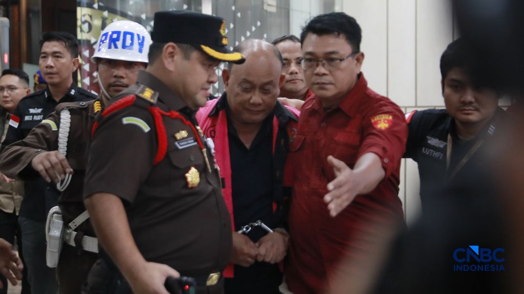Penyidik Jaksa Agung Muda Bidang Pidana Khusus Kejaksaan Agung menggelandang mantan kepala Badan Gizi Nasional Dadan Hindayana ke dalam mobil tahanan yang terparkir di depan Gedung Jampidsus Kejagung, Jakarta Selatan, Rabu (3/6/2026). (CNBC Indonesia/Muhammad Sabki)