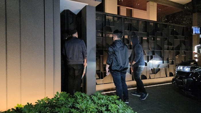 Penyidik KPK datangi rumah Wamen Imipas Silmy Karim (Taufiq/detikcom)