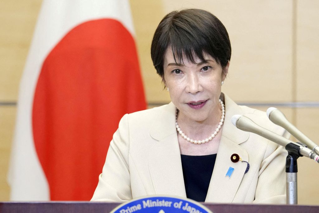 Perdana Menteri Jepang Sanae Takaichi berbicara kepada media di kediaman resminya di Tokyo, Jepang. (via REUTERS/KYODO)