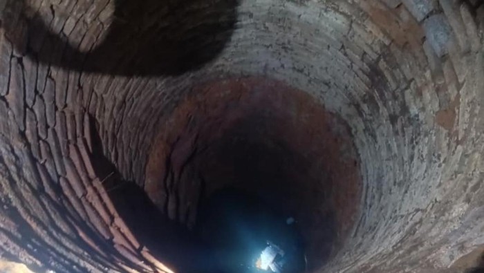 Petugas Damkar Ciamis berhasil mengevakuasi kucing dari dalam sumur 11 meter.