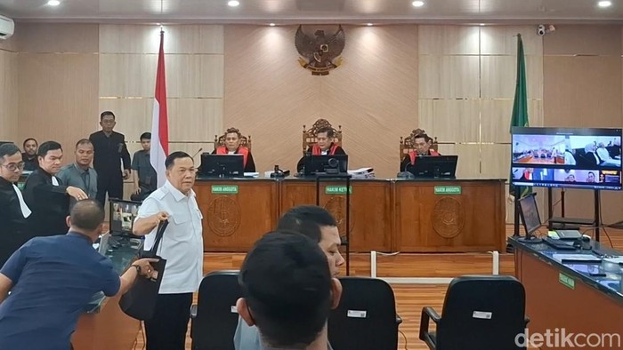 Plt Gubernur Riau SF Hariyanto setelah selesai sidang (Raja Adil Siregar/detikcom)