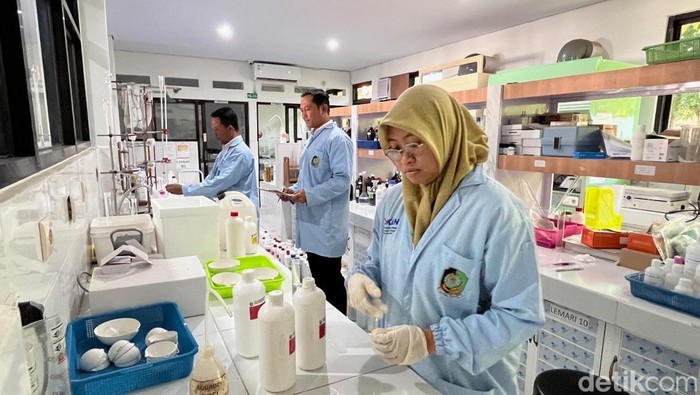 Plt. Kepala Dinas Lingkungan Hidup Kabupaten Banyuwangi Bayu Hadiyanto saat asistensi petugas di laboratorium uji milik DLH Kabupaten Banyuwangi.