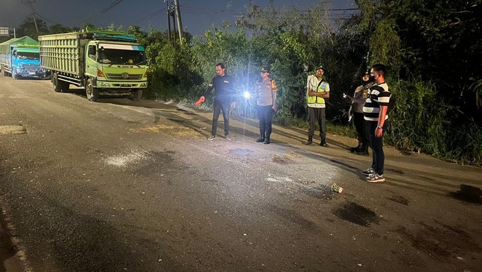 Polisi melakukan olah TKP di lokasi kejadian sopir truk tewas setelah dikeroyok tujuh orang