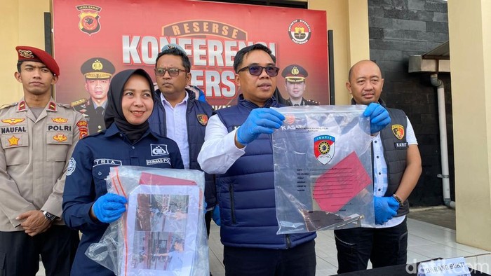 Polisi memperlihatkan barang bukti kasus perusakan rumah advokat oleh kliennya di Tasikmalaya