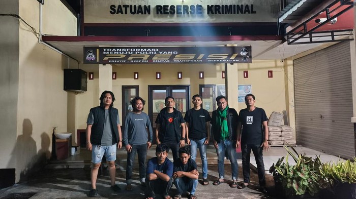Polisi menangkap dua anggota geng motor (posisi duduk) yang mengeroyok dan menabrak mahasiswa di Bantaeng.