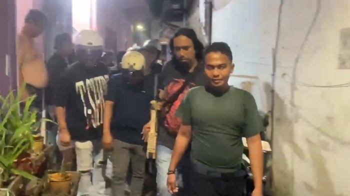 Polisi menangkap pria bernama Ardiansyah (26) yang diduga terlibat dalam aksi jambret tas berisi uang milik seorang ibu pedagang siomai di Makassar.