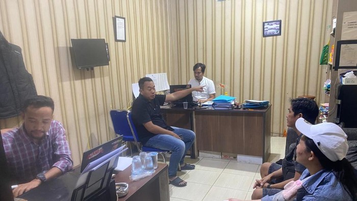 Polisi periksa tetangga pelaku penyiraman air ke warga mau salat di Tangerang (dok.istimewa)