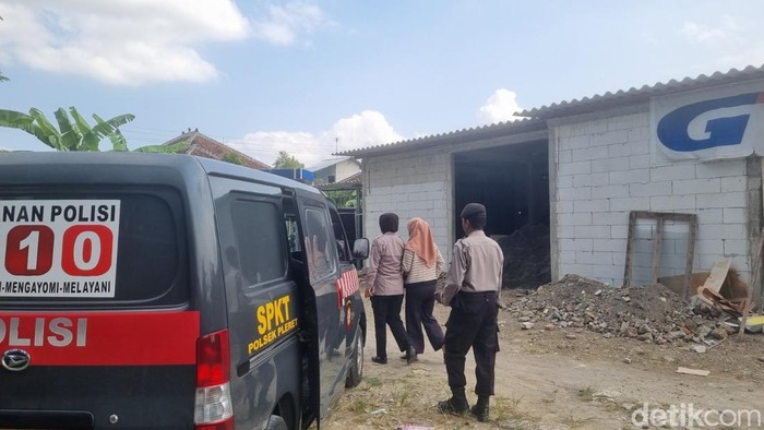 Polisi saat membawa TKS, ibu balita yang dilakban dan ditinggal sendirian di kontrakannya, ke Polsek Pleret, Bantul, Rabu (3/6/2026).