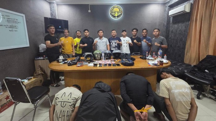 Polisi saat mengamankan pelaku. (dok Polres Siak)